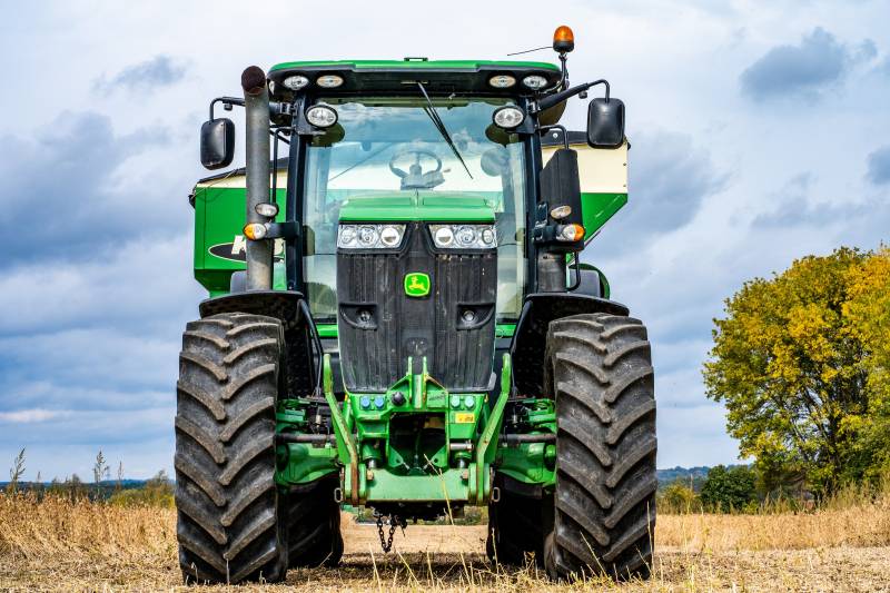 Vente de pneus cramponnés pour tracteur à Montpellier dans l'Hérault